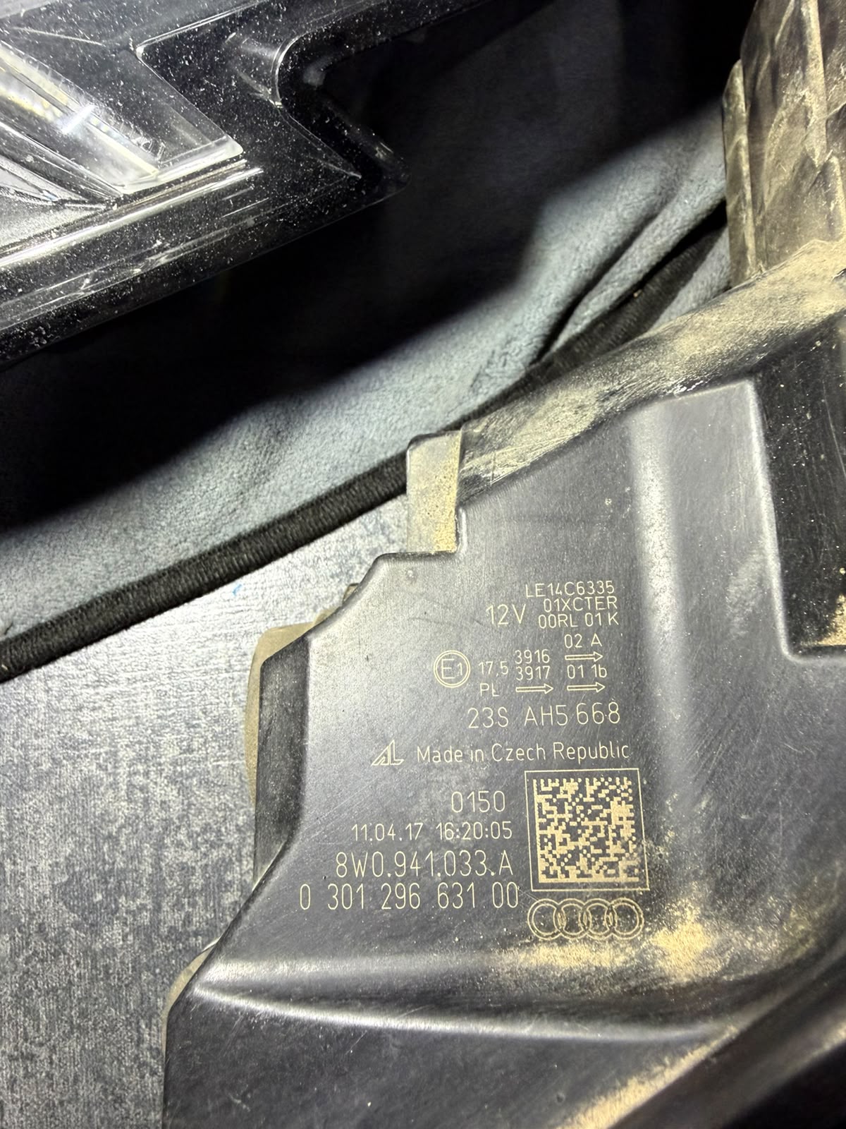 Eticheta farului Audi A4 B9 8W cu codul de piesă 8W0 941 033 A