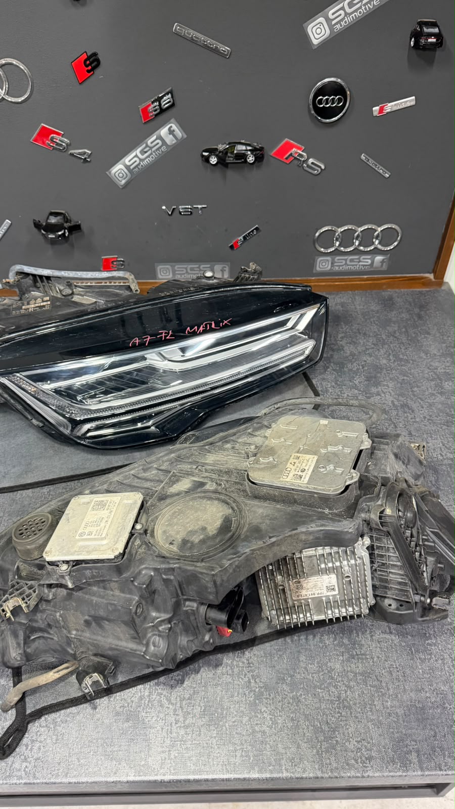 Far Matrix LED Audi A7 4G facelift, vedere laterală cu conectorii