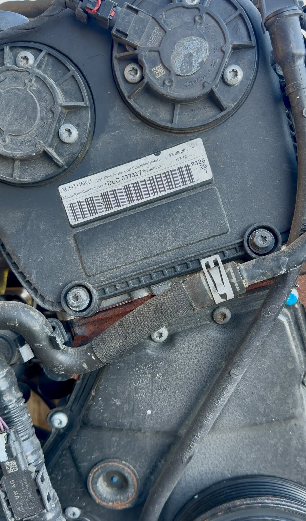 Eticheta cu codul de motor DLG 037337 pe blocul motor