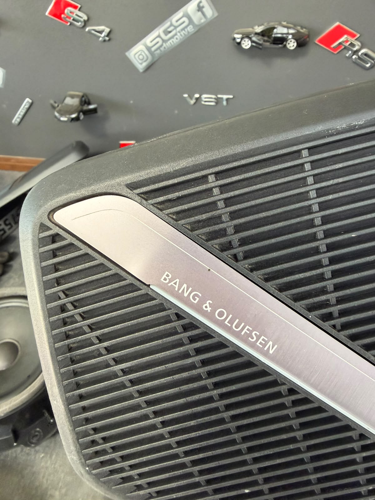 Detaliu grilă Bang & Olufsen Audi Q5 FY