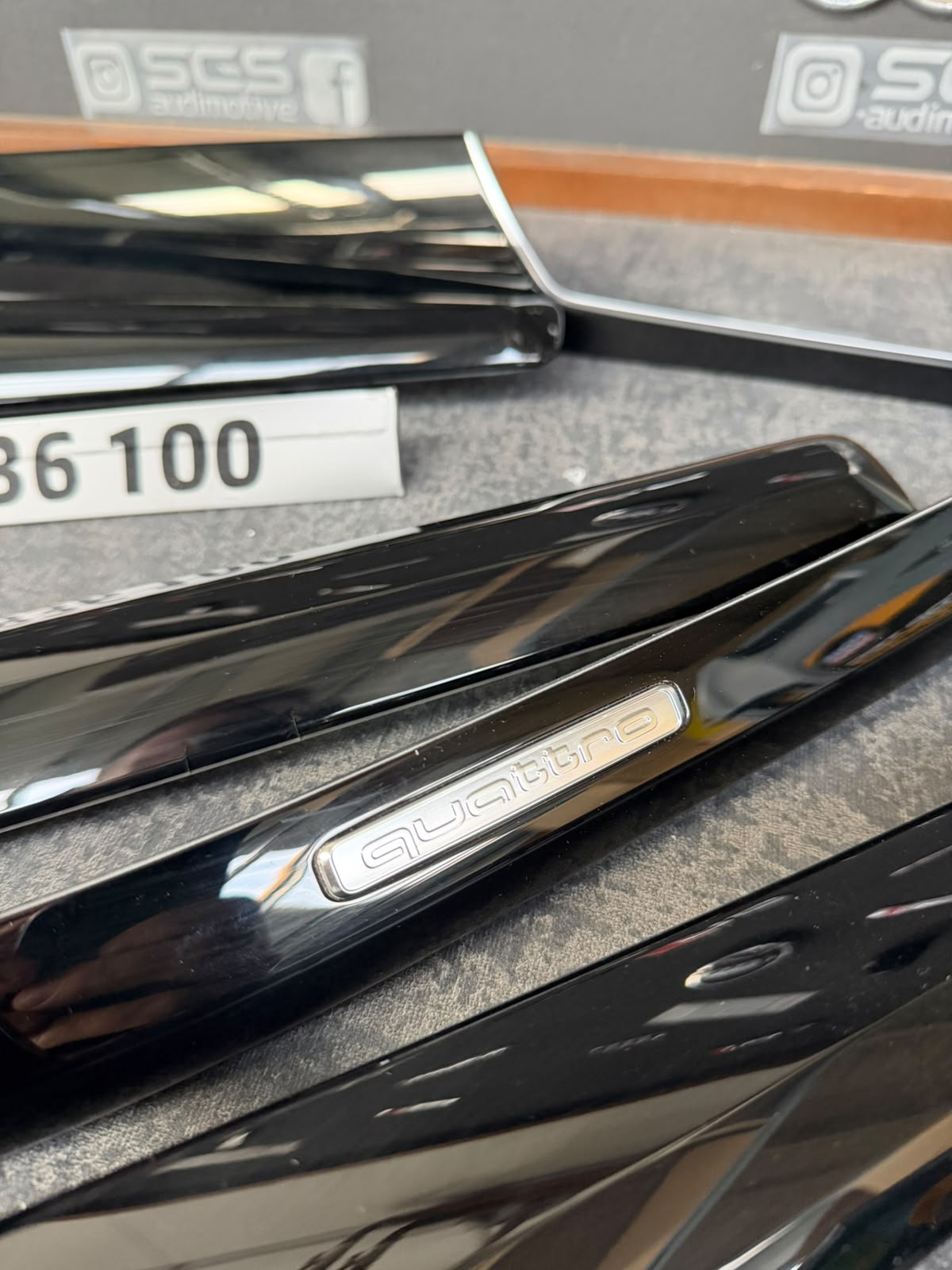 Detaliu finisaj piano black lucios, ornament Audi Q5 FY