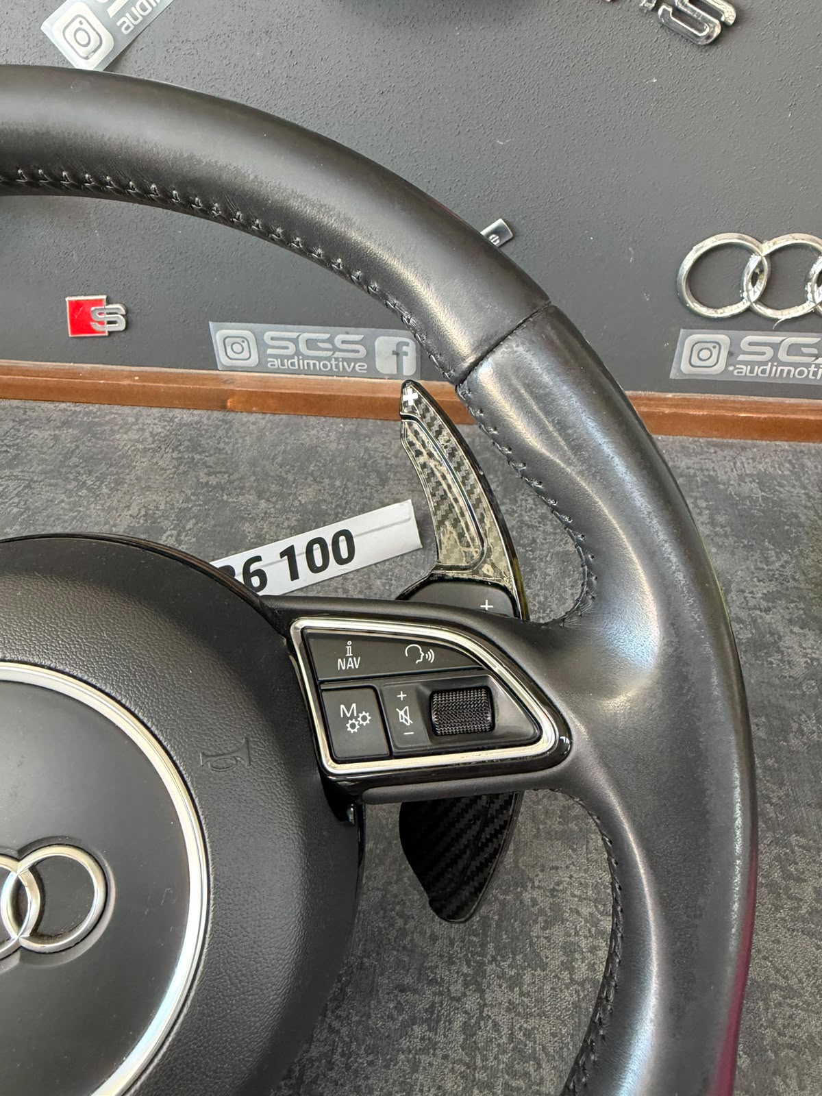 Comenzi multifuncționale pe volanul Audi A8 S8 D4