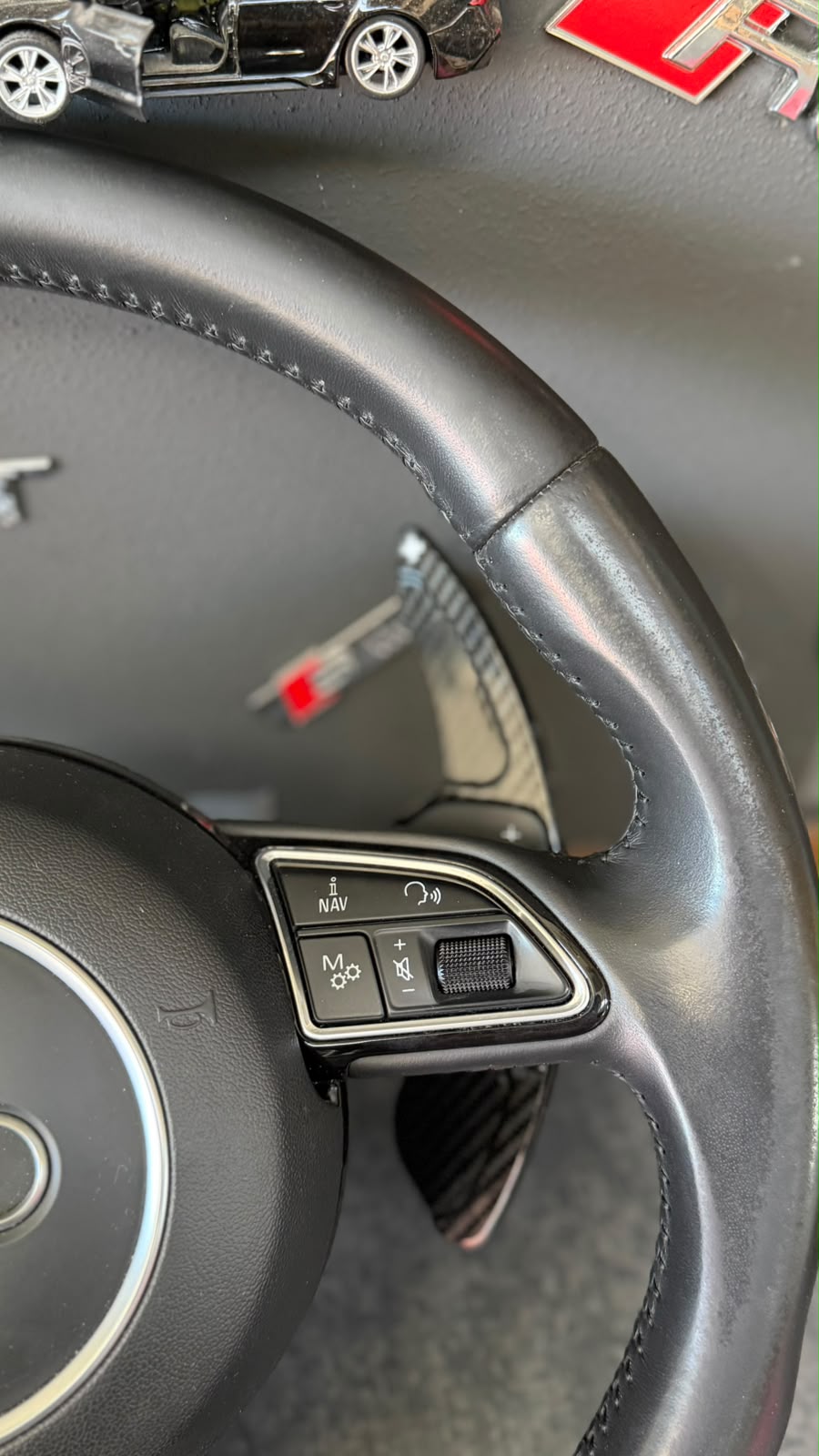 Detaliu piele și cusături volan Audi A8 D4