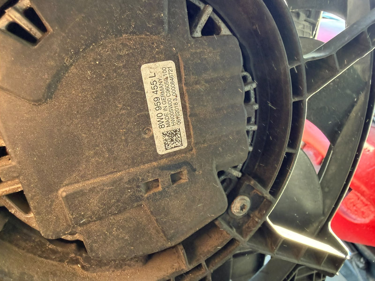 Electronica de comandă a ventilatorului Audi, vedere de aproape