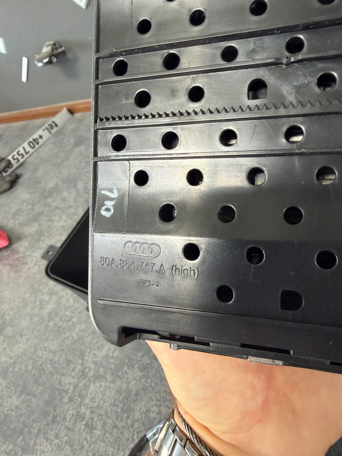 Suportul încărcătorului wireless Audi Q5 FY, vedere din spate